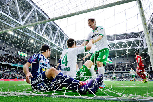 Hammarbys spelare jublar och Husqvarnas spelare ligger inne