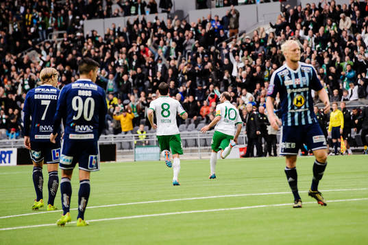 Hammarbys spelare jublar och Husqvarnas  deppar