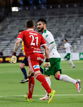 Hammarbys Pablo Piñones-Arce och Husqvarnas målvakt Zoran