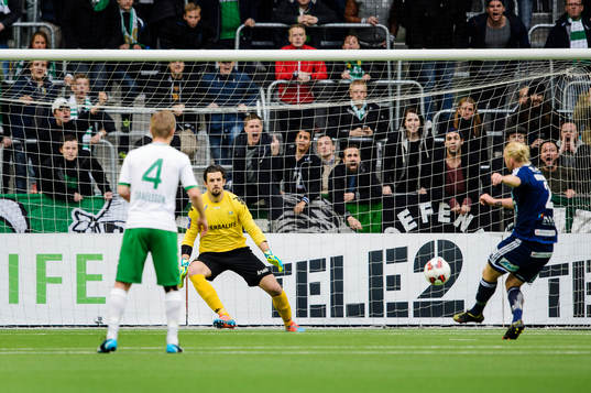 Husqvarnas Robin Cederberg gör 1-1 på straff
