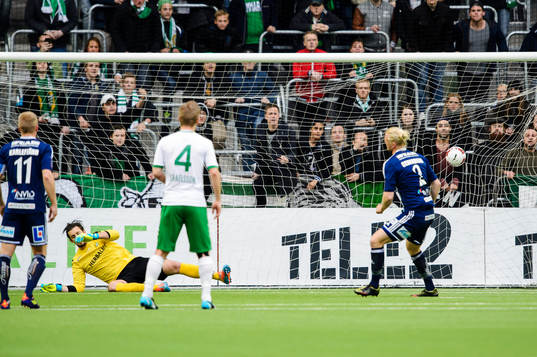 Husqvarnas Robin Cederberg gör 1-1 på straff