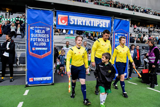 Domare och spelare går in på Tele 2 arena
