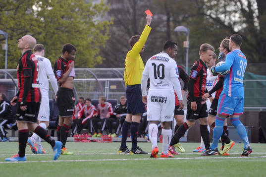 Brommapojkarnas Jacob Une Larsson får rött kort