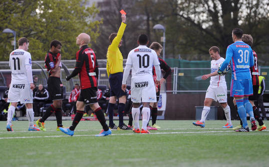 Brommapojkarnas Jacob Une Larsson får rött kort