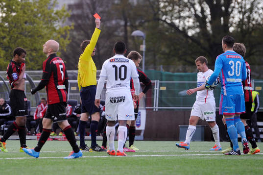 Brommapojkarnas Jacob Une Larsson får rött kort