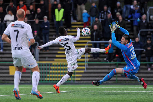 Helsingborgs David Accam och Brommapojkarnas målvakt Ivo