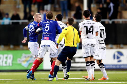 Bråk utbryter mellan Åtvidabergs Anton Tinnerholm och