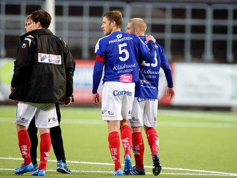 Åtvidabergs Daniel Hallingström lugnar Anton Tinnerholm