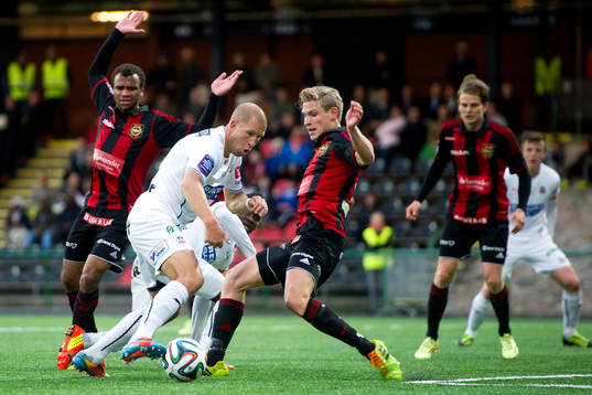 Helsingborgs Mattias Lindström försöker ta sig förbi