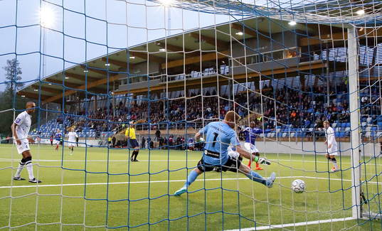Häckens målvakt Christoffer Källqvist släpper in mål