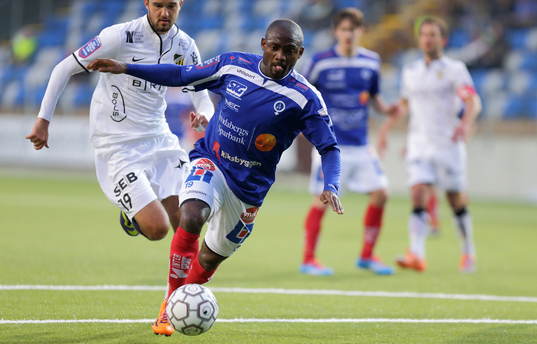 Åtvidabergs John Owoeri mot mål