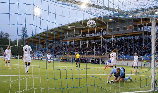 Häckens målvakt Christoffer Källqvist släpper in mål
