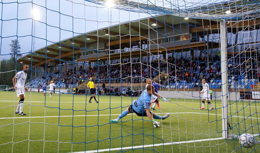 Häckens målvakt Christoffer Källqvist släpper in mål