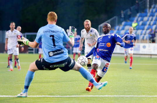 Åtvidabergs John Owoeri gör mål som döms bort, förbi