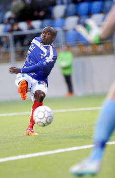 Åtvidabergs John Owoeri gör mål 1-0 förbi Häckens