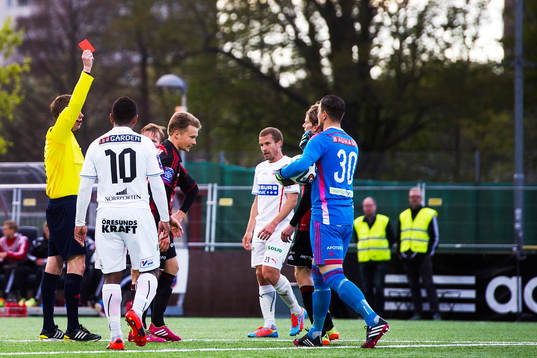 Domare Markus Strömbergsson ger Brommapojkarnas Jacob Une
