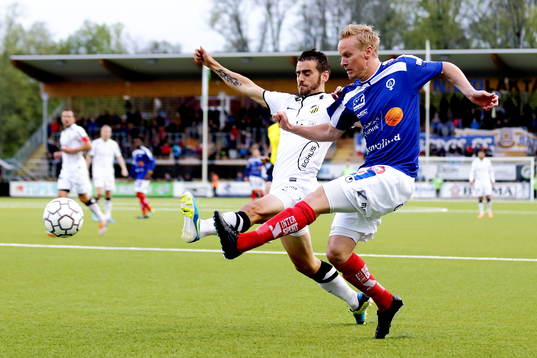 Häckens Leonard Zuta och Åtvidabergs Andreas Dahlén i