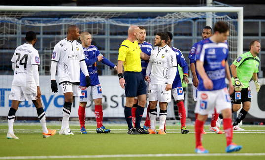 Häckens Moestafa El Kabir reagerar på domare Stefan