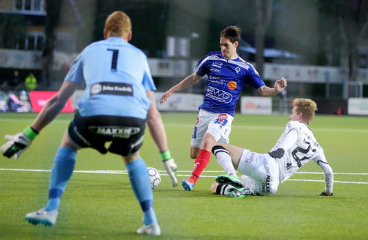 Åtvidabergs Victor Sköld missar målchans förbi Häckens