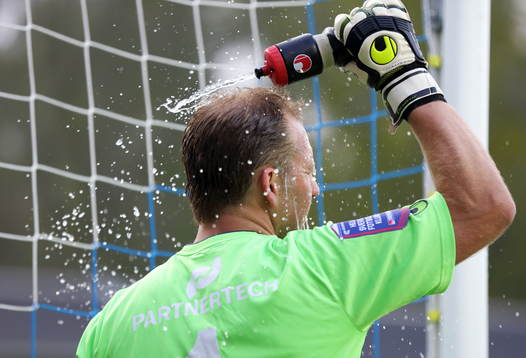 Åtvidabergs målvakt Henrik Gustavsson kyler sig med vatten