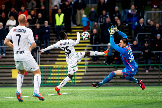 Helsingborgs David Accam mot Brommapojkarnas målvakt Ivo