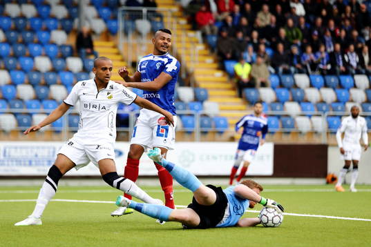 Häckens målvakt Christoffer Källqvist räddar ett skott