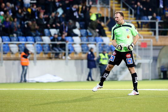 Åtvidabergs målvakt Henrik Gustavsson jublar
