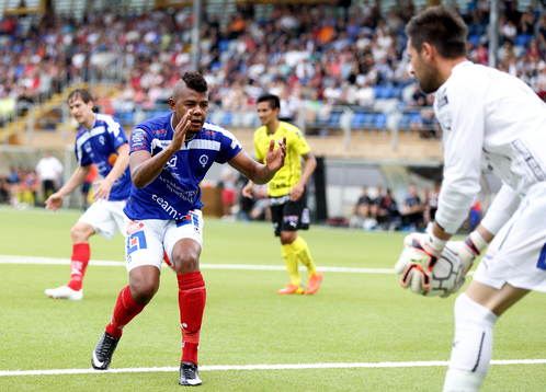 Åtvidabergs Ricardo Santos och Halmstads målvakt Stojan
