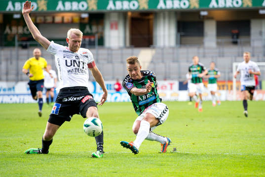 GAIS Malkolm Moenza testar skott medan Sirius Carl Nyström