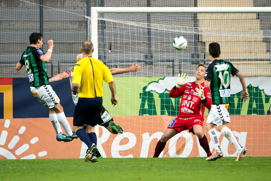GAIS Bobby Warshaw gör  1-0 bakom Sirius målvakt Andreas