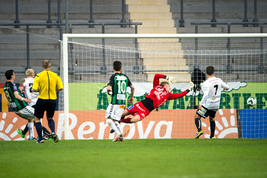GAIS Bobby Warshaw gör  1-0 bakom Sirius målvakt Andreas
