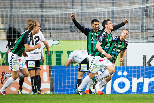 GAIS Bobby Warshaw har precis gjort 1-0 och Gais jublar