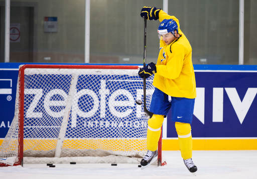 Joakim Lindström styr skott på Sveriges träning