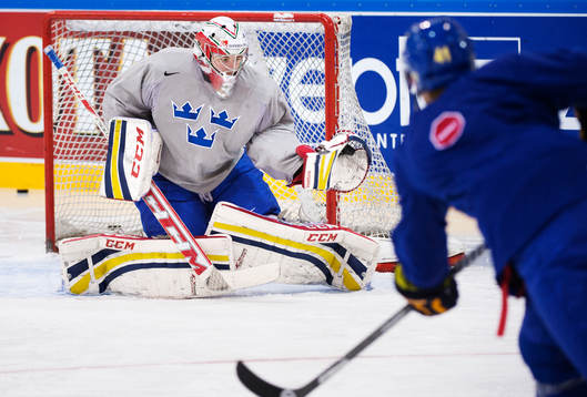 Målvakten Linus Ullmark räddar ett skott på Sveriges
