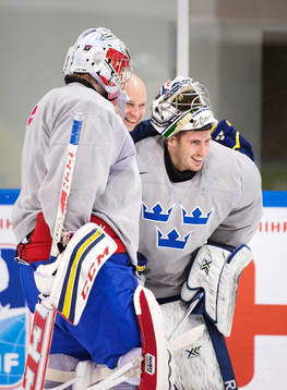 Målvakterna Linus Ullmark och Joacim Eriksson skrattar