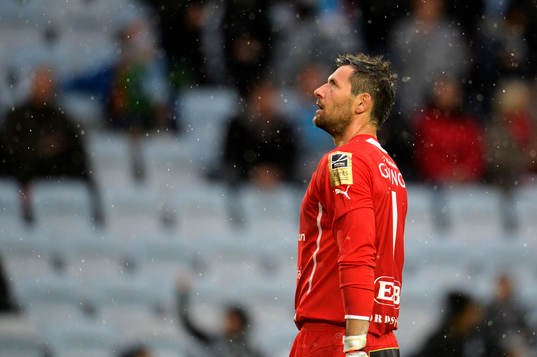 Halmstads målvakt Stojan Lukic deppar