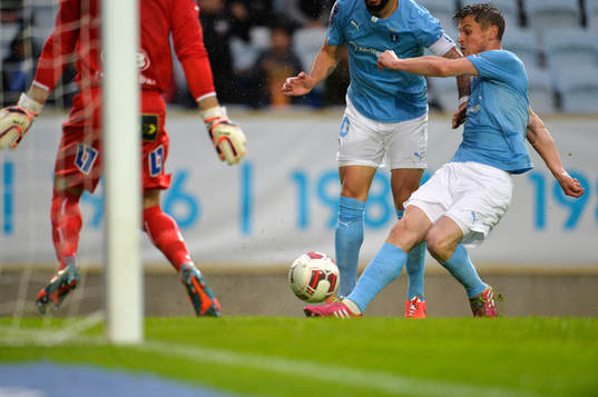 Malmö FFs Markus Rosenberg gör 1-0 bakom Halmstads