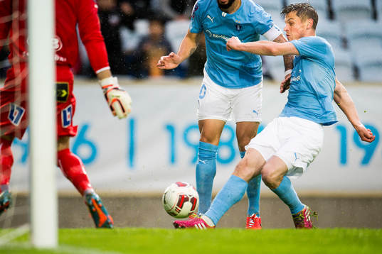 Malmö FFs Markus Rosenberg skjuter in 1-0 bakom Halmstads