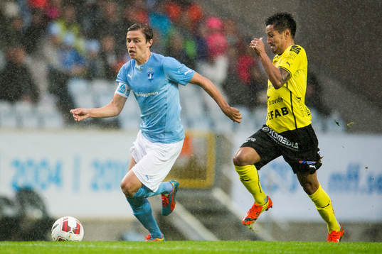 Malmö FFs Simon Thern jagas av Halmstads Antonio Rojas