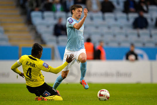 Malmö FFs Simon Thern och Halmstads Joseph Baffo