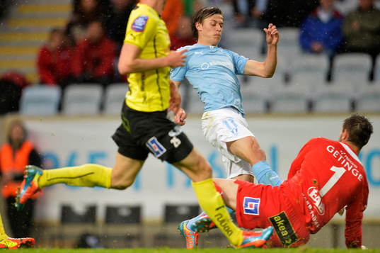 Malmö FFs Simon Thern försöker peta bollen över