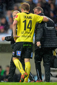 Halmstads Mikael Boman får hjälp av planen av Malmö FFs