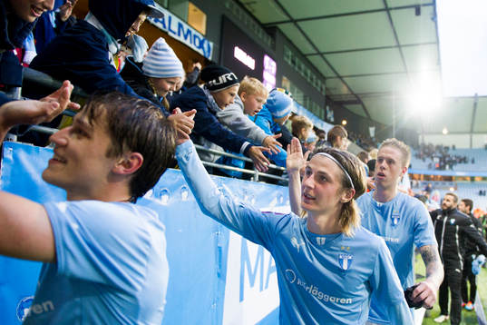 Malmö FFs Pawel Cibicki (m) tackar publiken