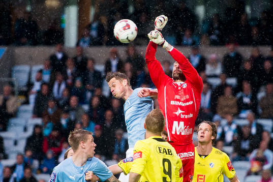 Malmö FFs Markus Rosenberg i luftduell med Halmstads