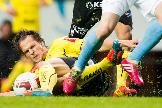 Halmstads Fredrik Liverstam glidtacklar