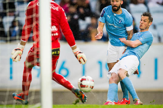 Malmö FFs Markus Rosenberg (th) skjuter in 1-0 med hjälp