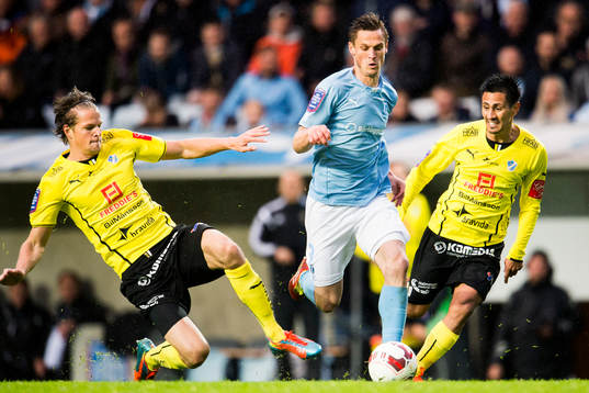 Malmö FFs Markus Rosenberg går mellan Halmstads Fredrik