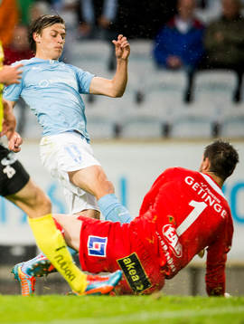 Malmö FFs Simon Thern försöker gör mål bakom Halmstads