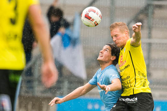 Malmö FFs Miiko Albornoz i nickduell med Halmstads Gudjón