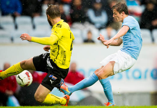 Malmö FFs Simon Thern testar skott